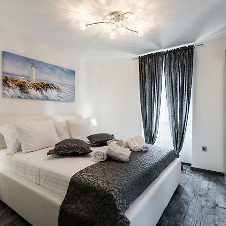 Nona Lena Studio Apartment สปลิท ภายนอก รูปภาพ