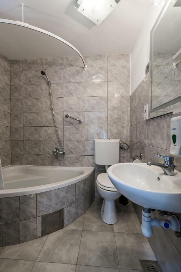 Nona Lena Studio Apartment สปลิท ภายนอก รูปภาพ