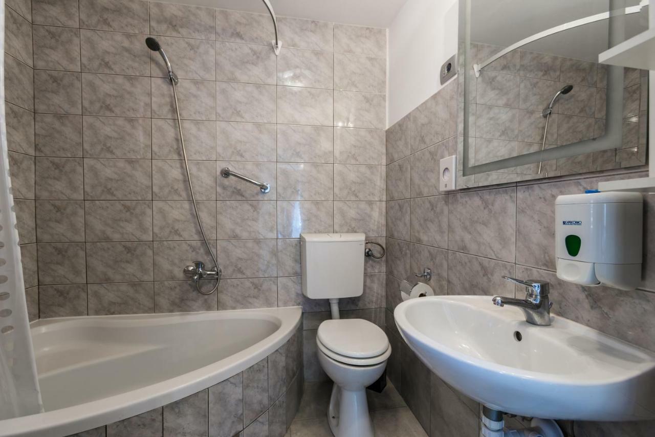 Nona Lena Studio Apartment สปลิท ภายนอก รูปภาพ